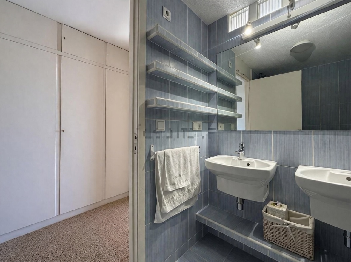 Beachfront flat in Alicante — Bathroom