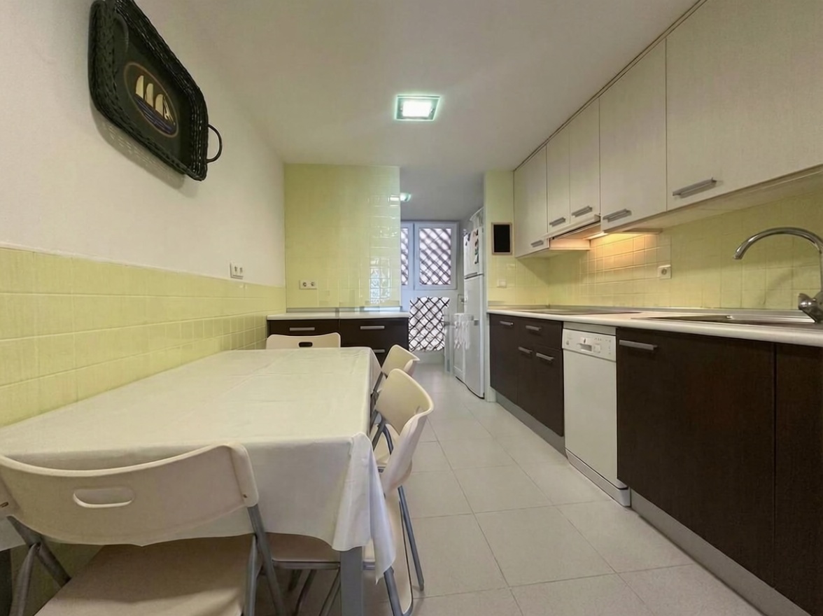 Beachfront flat in Alicante — Kitchen