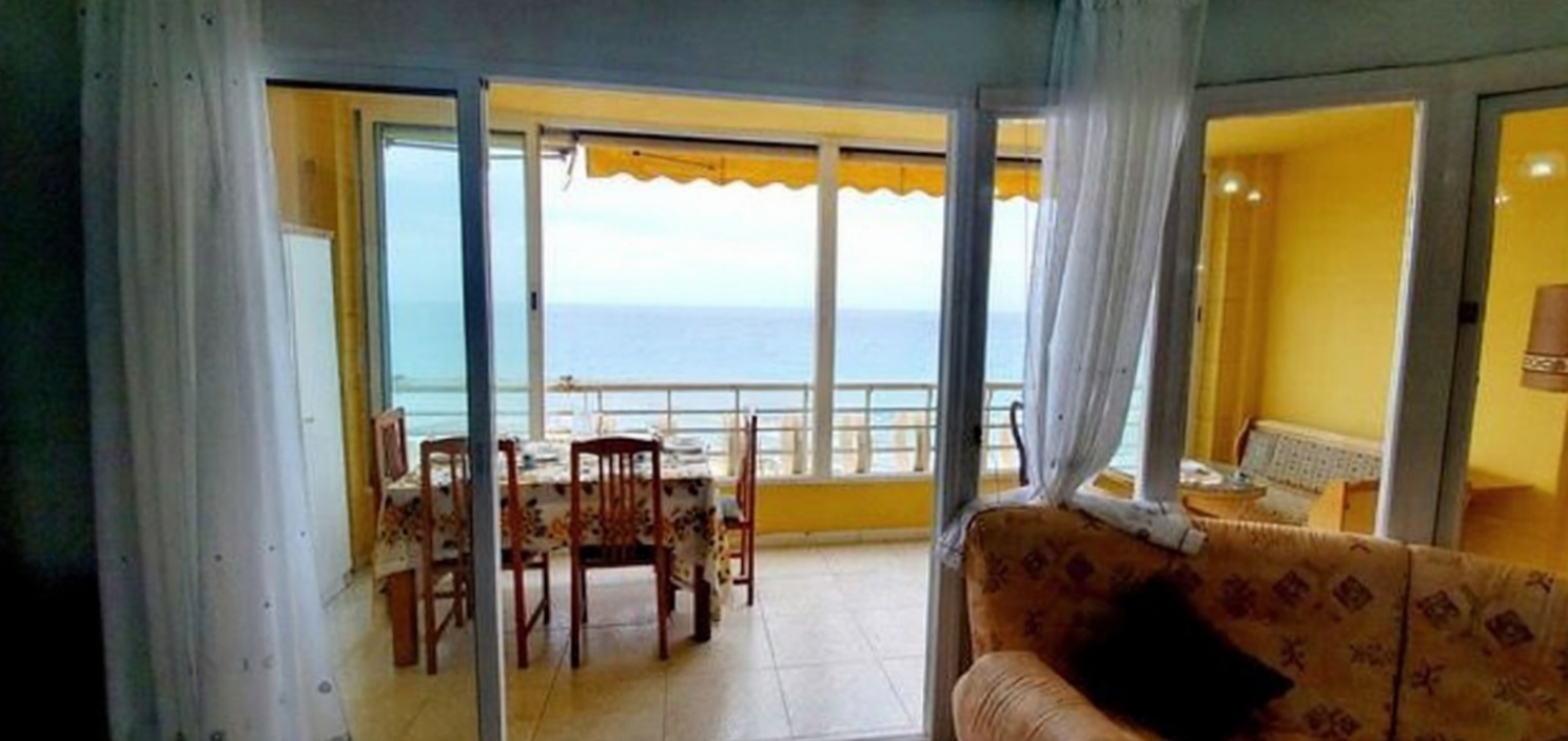 Apartamento em primeira linha de praia em Alicante — Sala