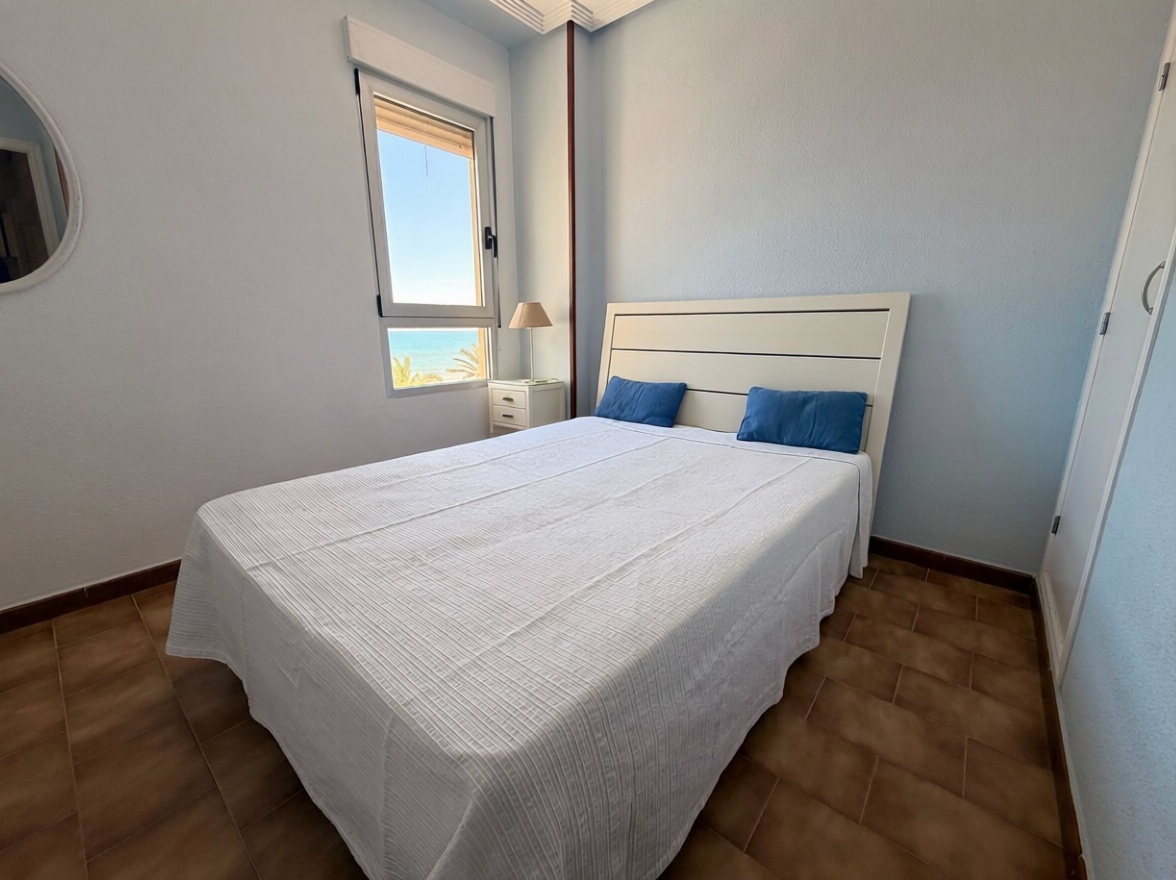 Beachfront flat in Alicante — Bedroom