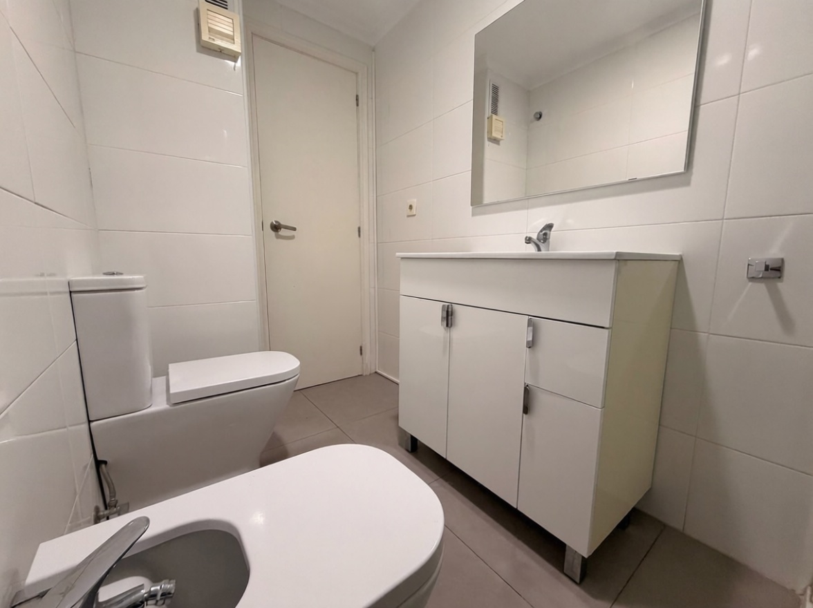 Beachfront flat in Alicante — Bathroom