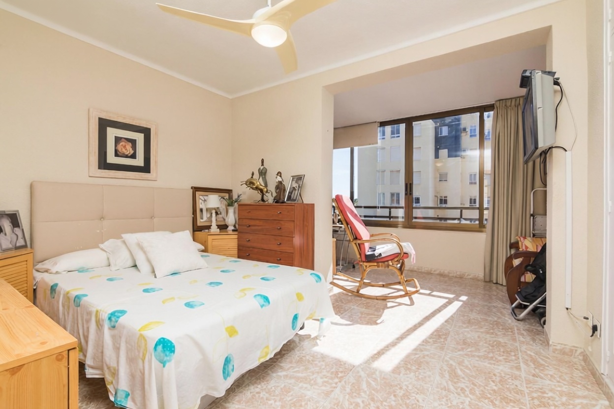 Apartamento em primeira linha de praia em Alicante — Quarto