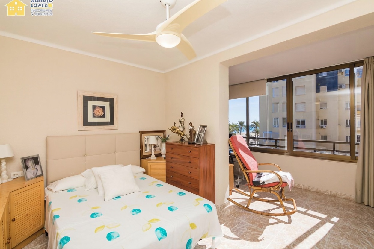 Apartamento em primeira linha de praia em Alicante — Quarto