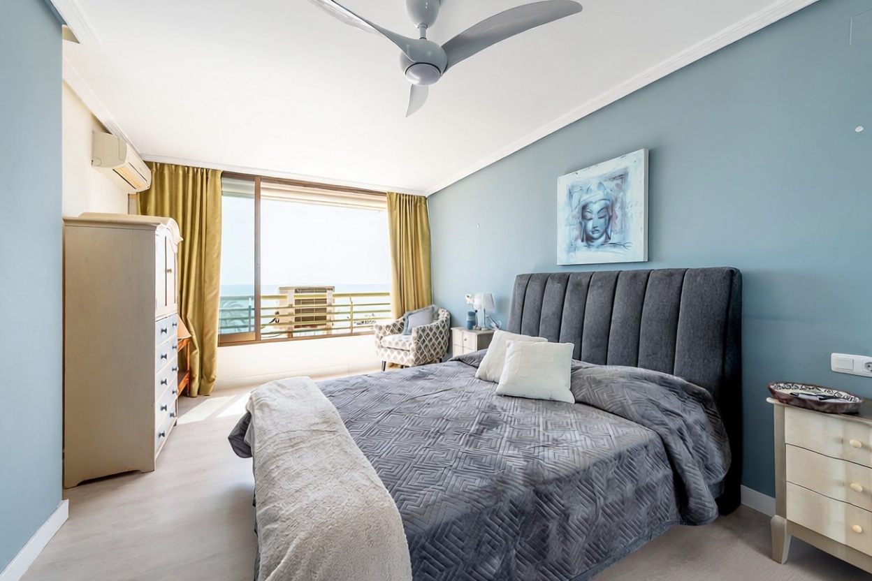 Beachfront flat in Alicante — Bedroom