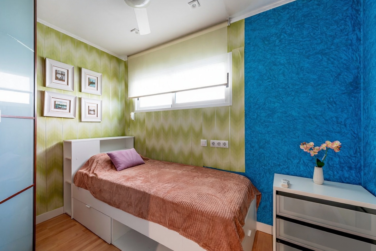 Beachfront flat in Alicante — Bedroom