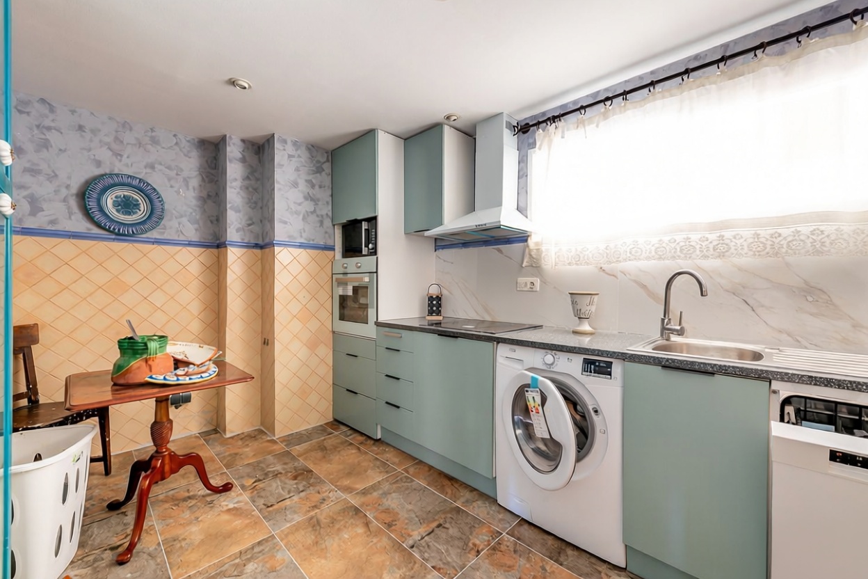 Beachfront flat in Alicante — Kitchen
