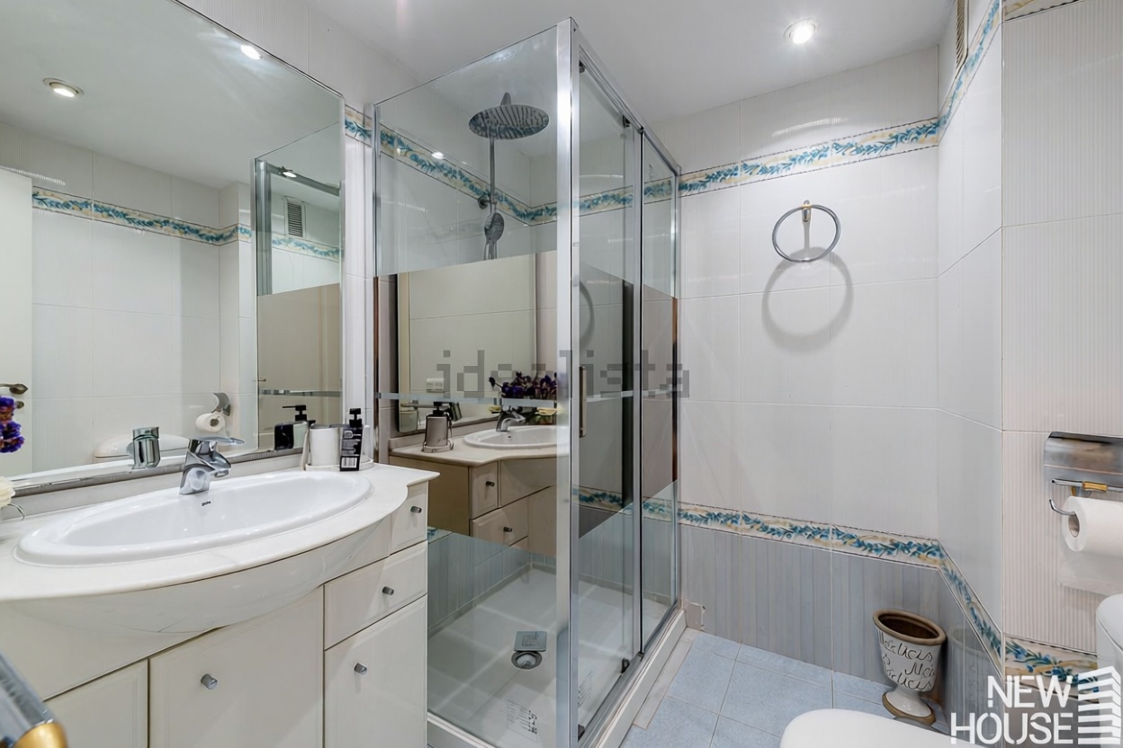 Beachfront flat in Alicante — Bathroom