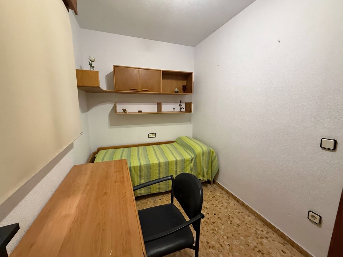 Beachfront flat in Alicante — Bedroom