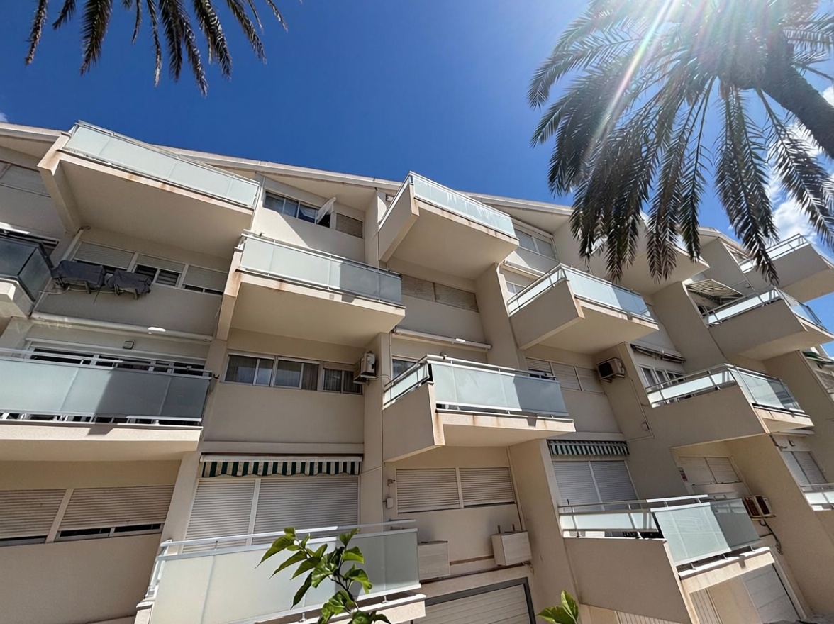 Beachfront flat in Alicante — Sea view