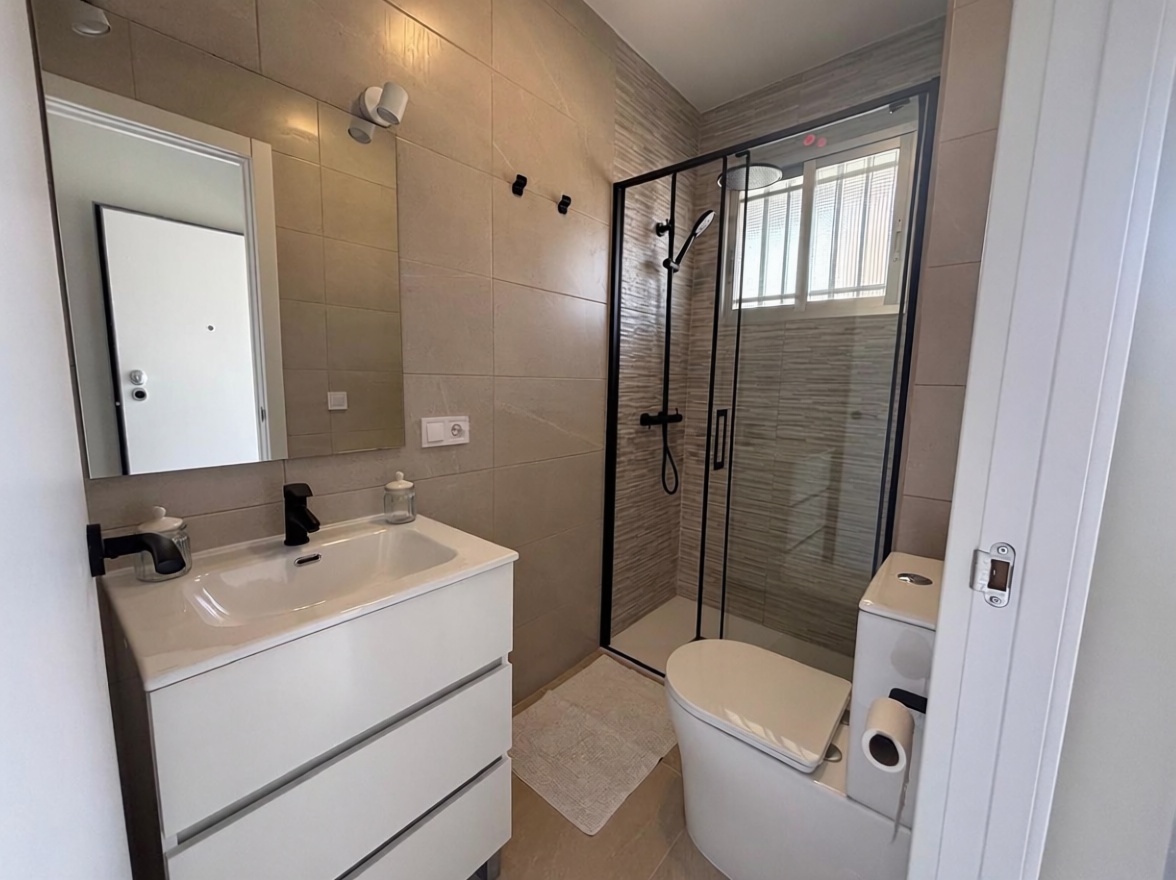 Beachfront flat in Alicante — Bathroom