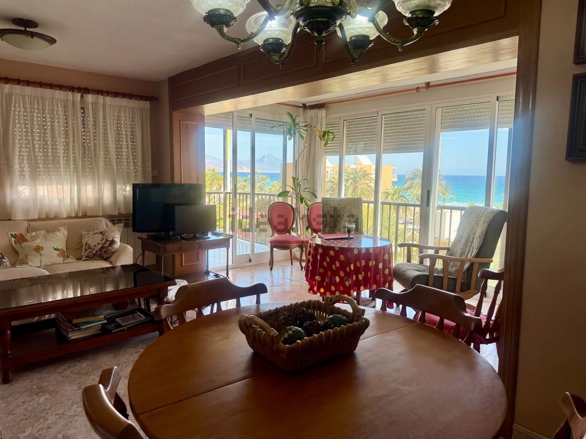 Apartamento em primeira linha de praia em Alicante — Sala