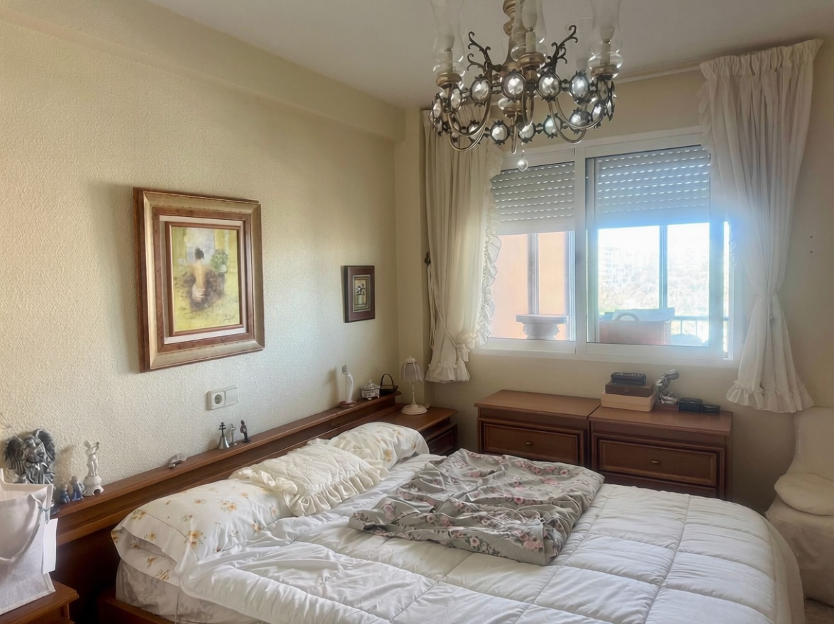 Apartamento em primeira linha de praia em Alicante — Quarto