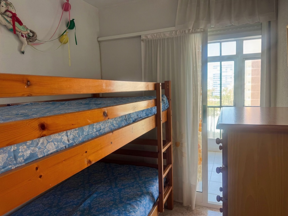 Apartamento em primeira linha de praia em Alicante — Quarto