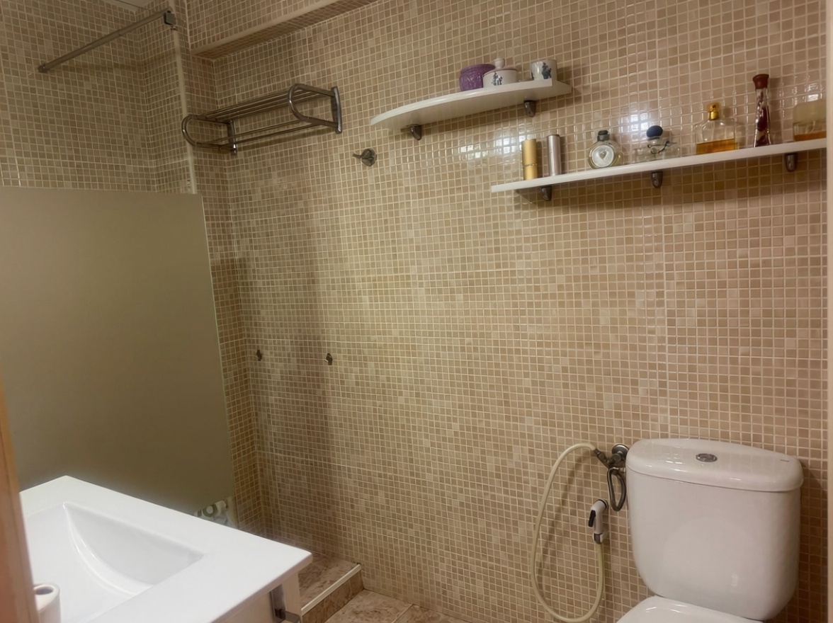 Apartamento em primeira linha de praia em Alicante — Casa banho