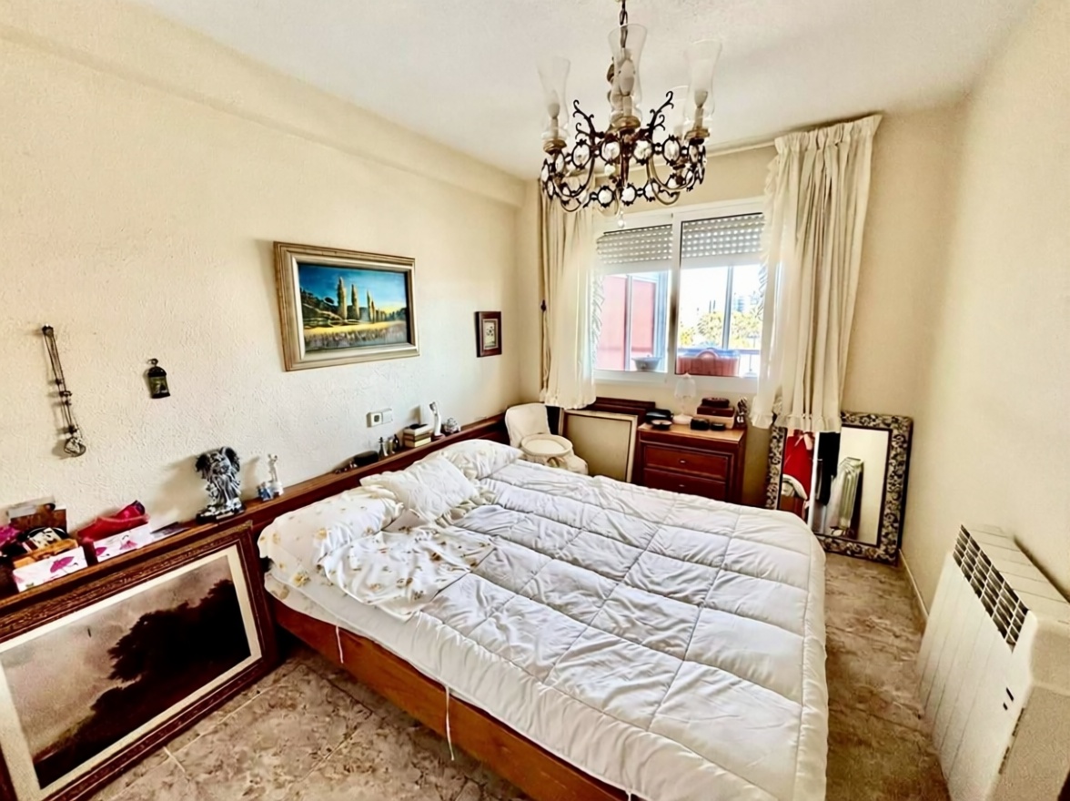 Apartamento em primeira linha de praia em Alicante — Quarto