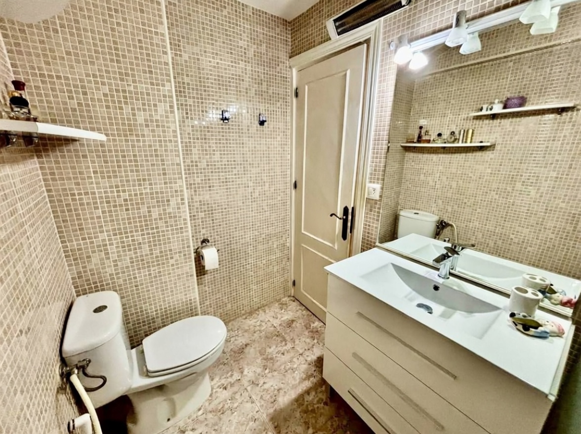 Apartamento em primeira linha de praia em Alicante — Casa banho
