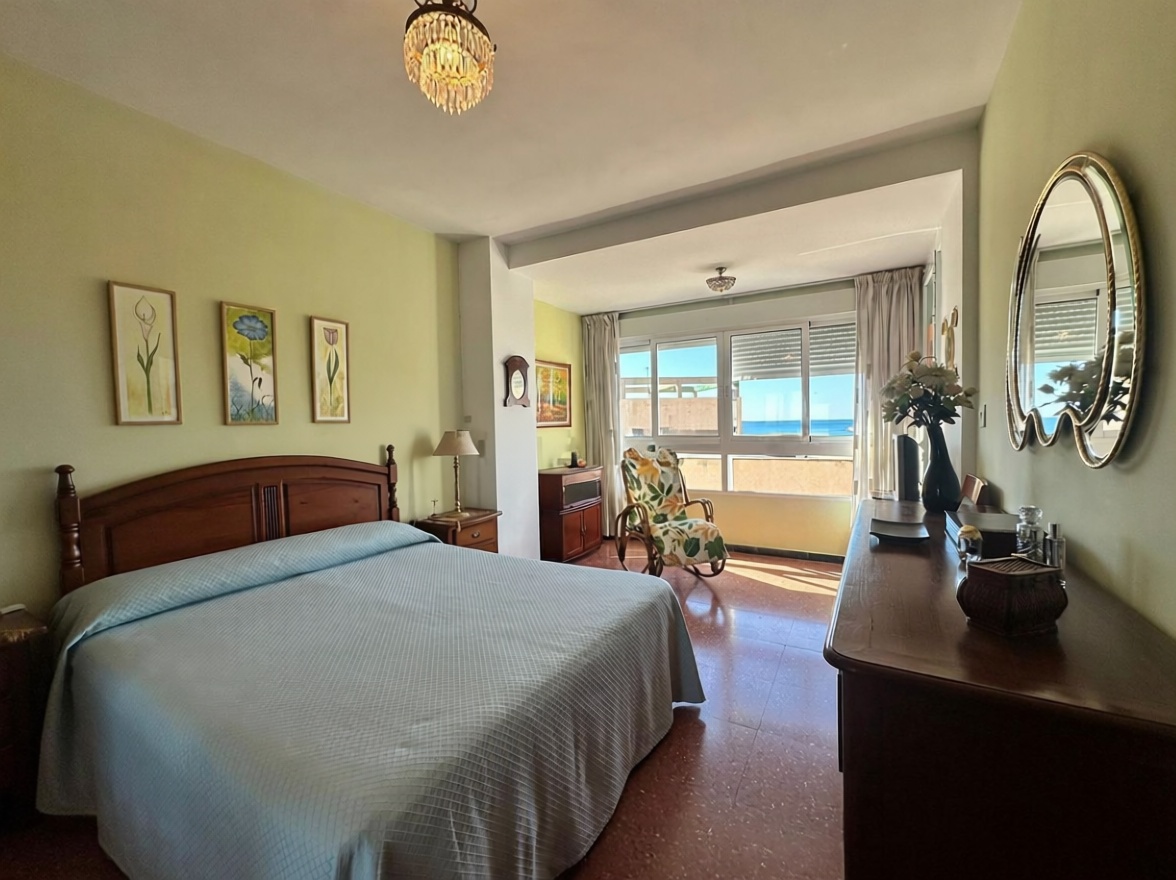 Apartamento em primeira linha de praia em Alicante — Quarto