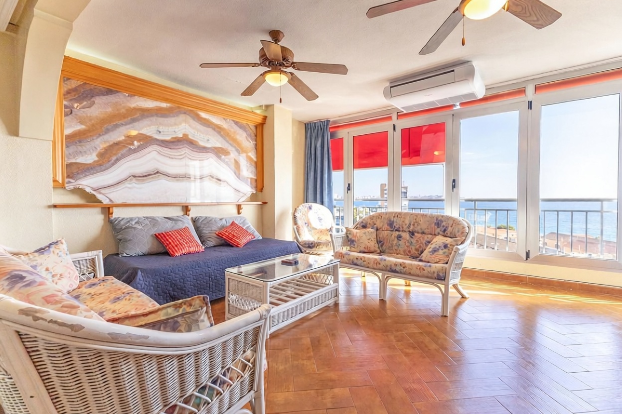 Apartamento em primeira linha de praia em Alicante — Sala