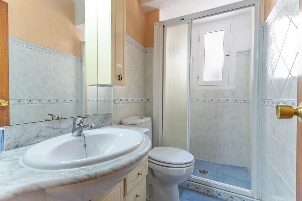 Apartamento em primeira linha de praia em Alicante — Casa banho