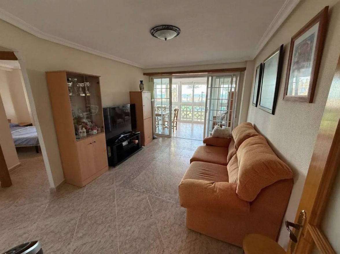 Apartamento em primeira linha de praia em Alicante — Sala