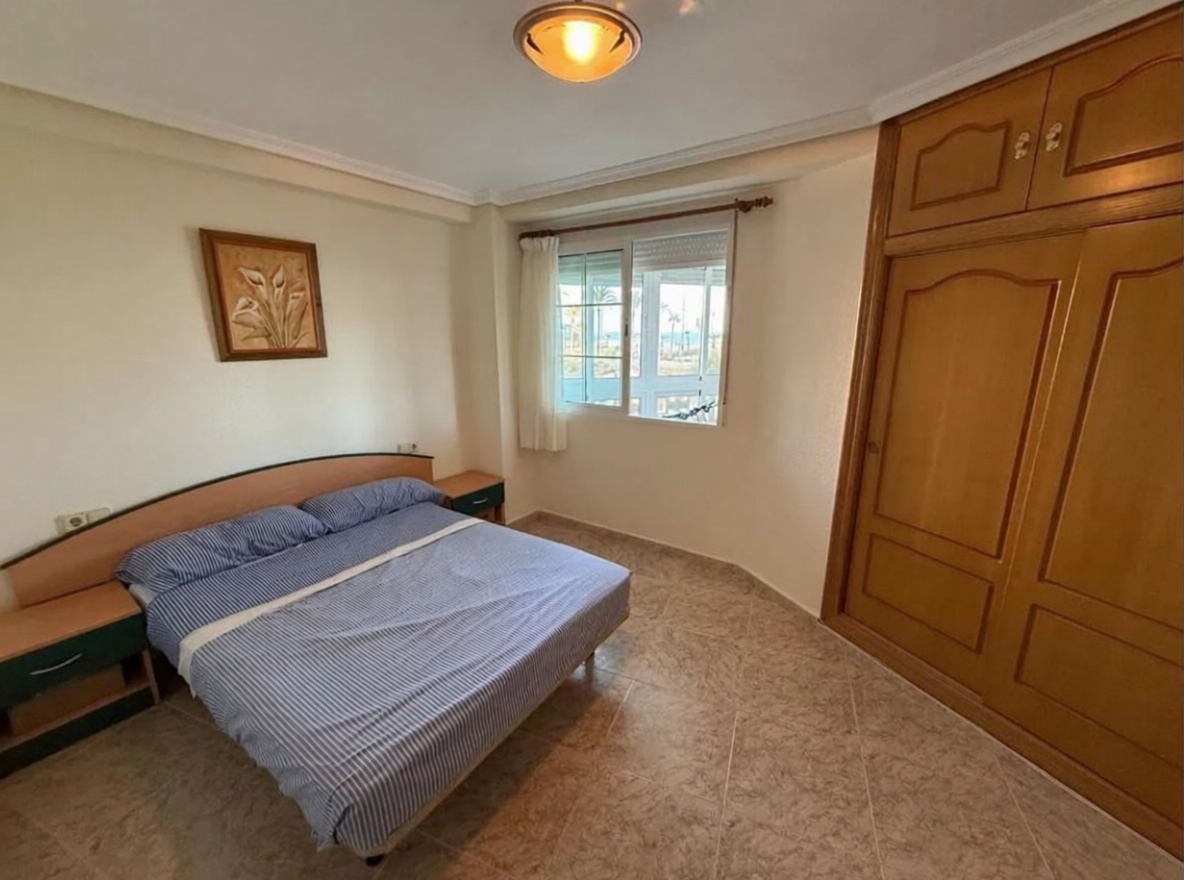 Apartamento em primeira linha de praia em Alicante — Quarto
