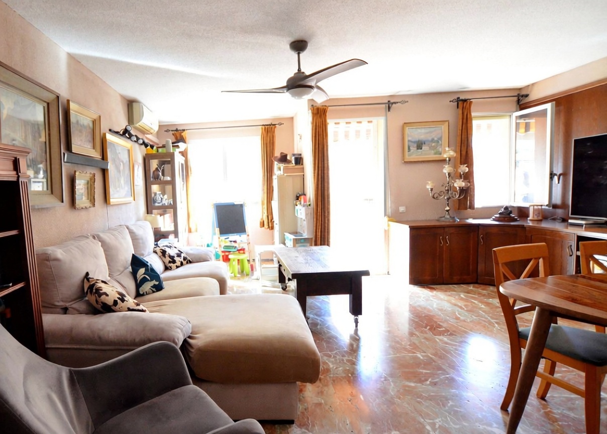Apartamento em primeira linha de praia em Alicante — Sala