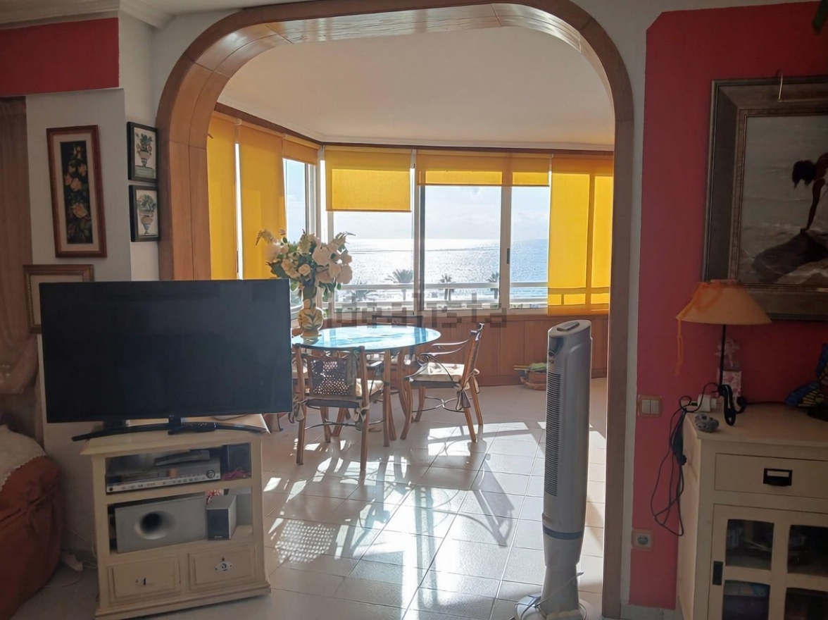 Apartamento em primeira linha de praia em Alicante — Sala