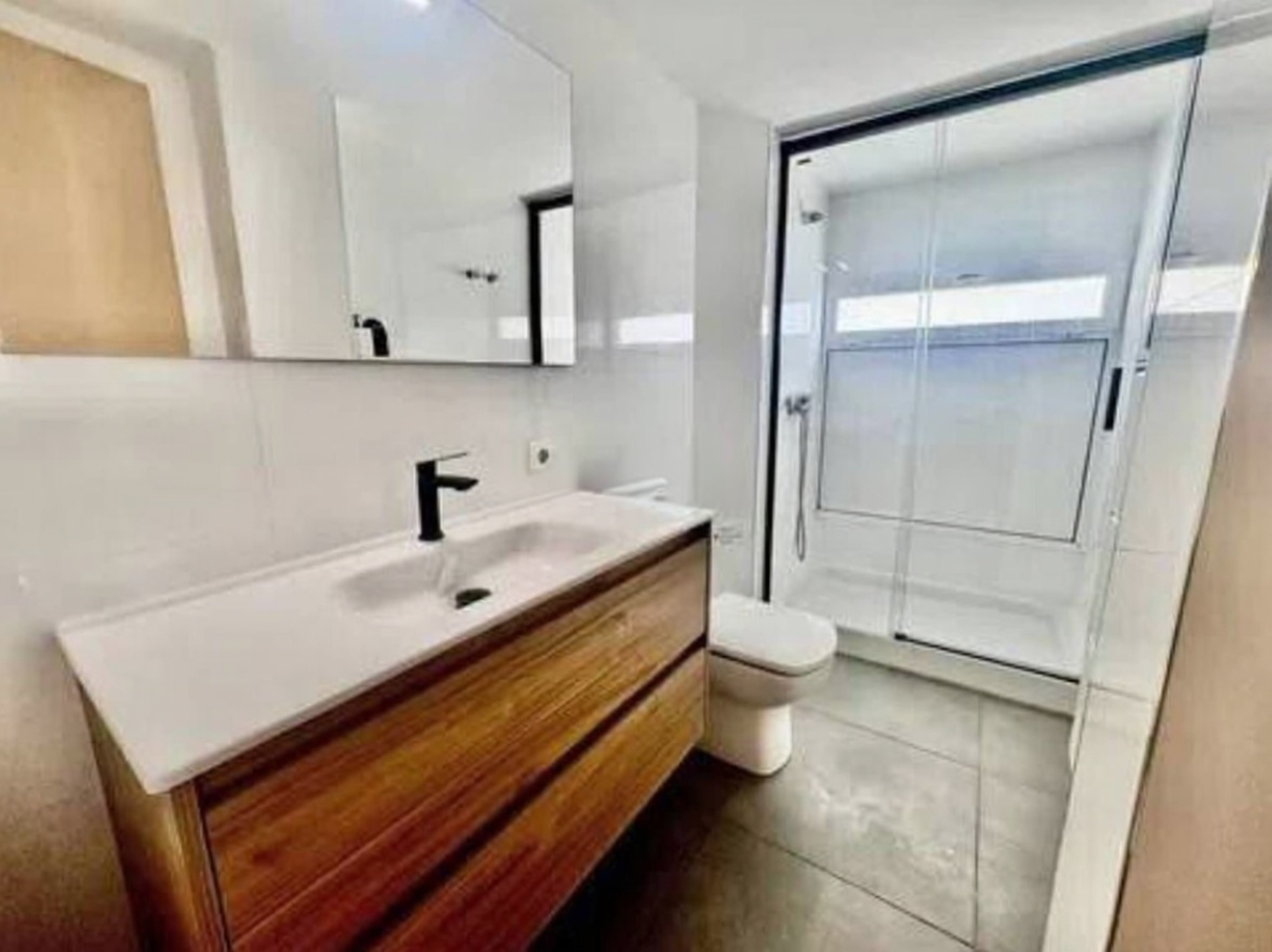 Apartamento em primeira linha de praia em Alicante — Casa banho