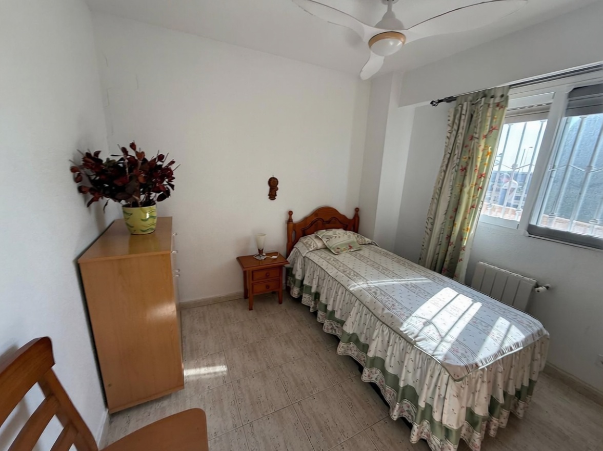 Beachfront flat in Alicante — Bedroom