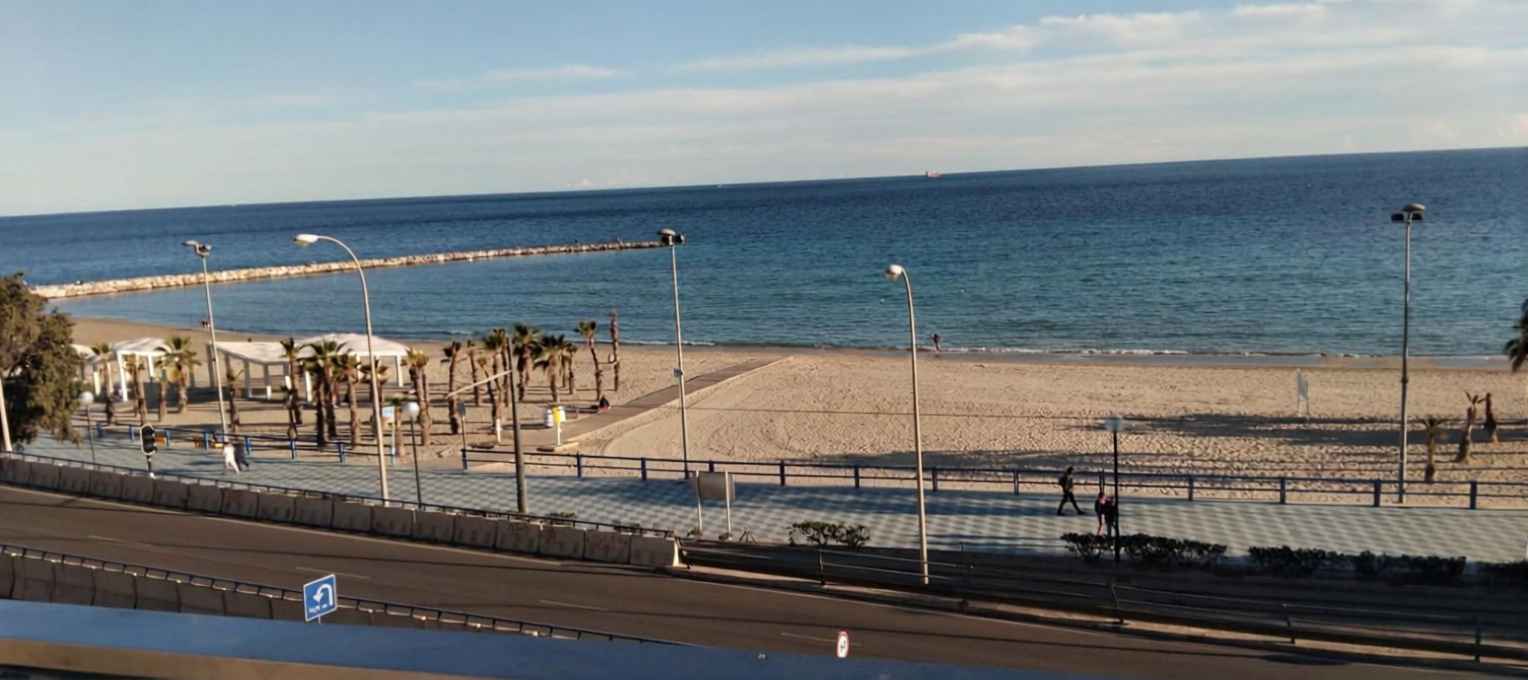 Apartamento em primeira linha de praia em Alicante — Vista mar