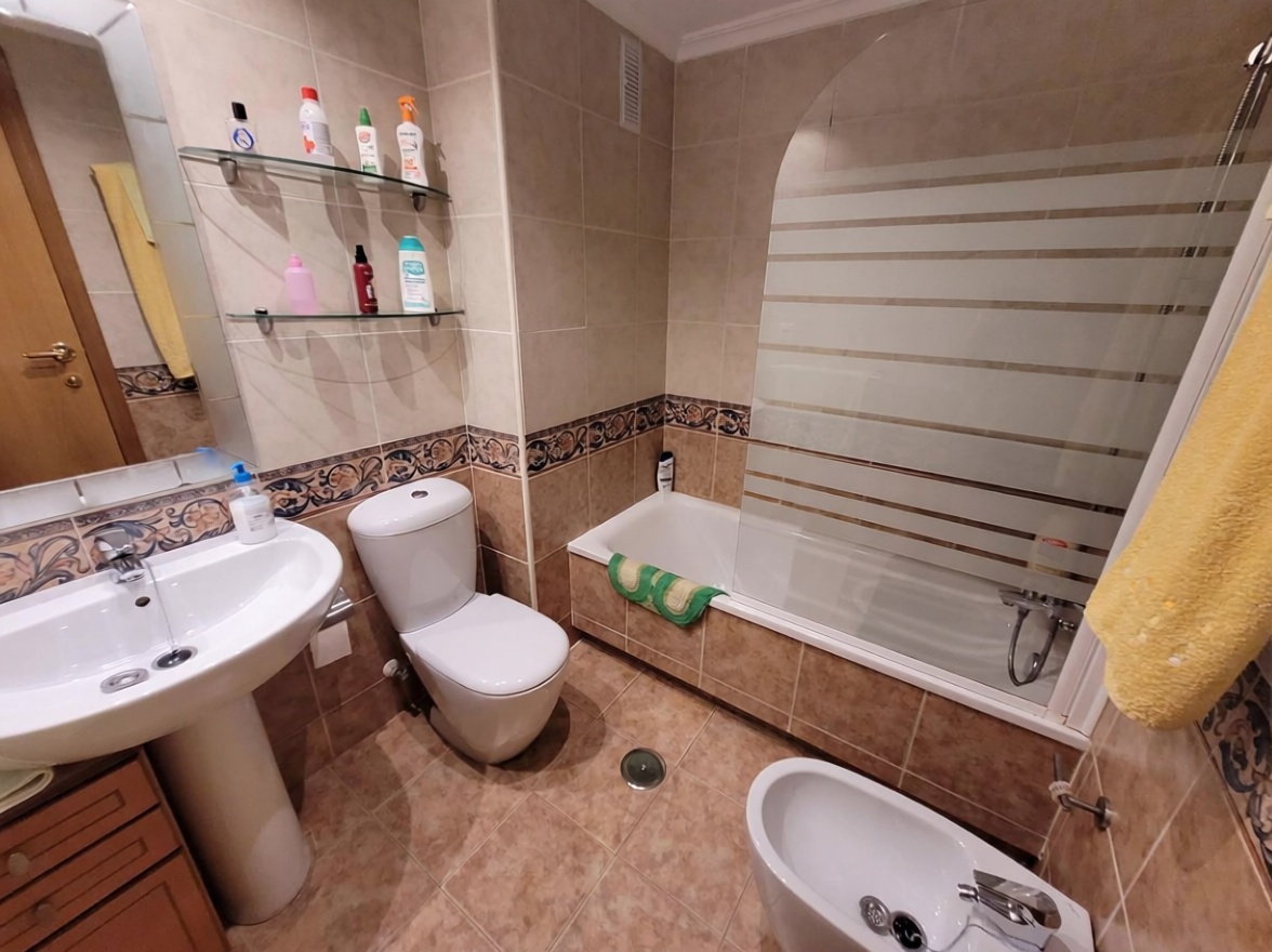 Apartamento em primeira linha de praia em Alicante — Casa banho