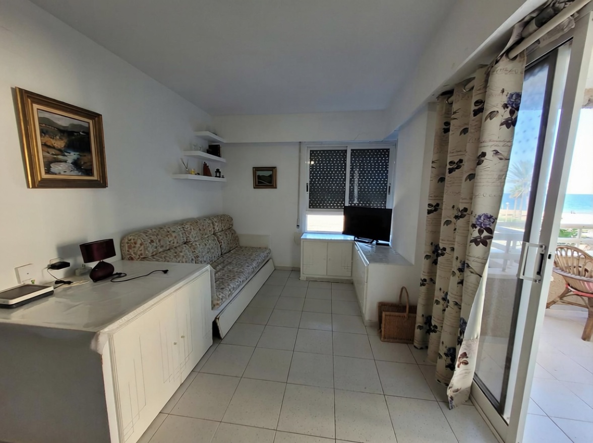 Apartamento em primeira linha de praia em Alicante — Sala
