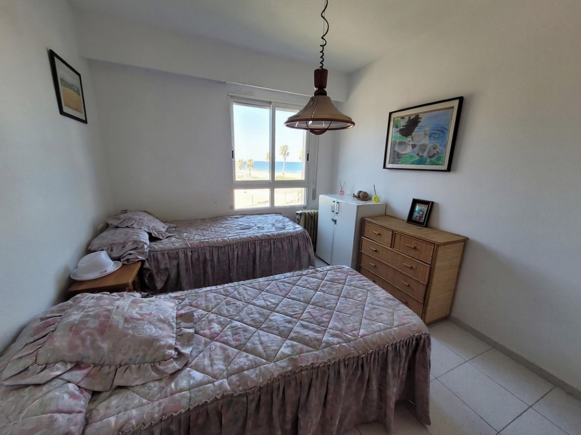 Apartamento em primeira linha de praia em Alicante — Quarto