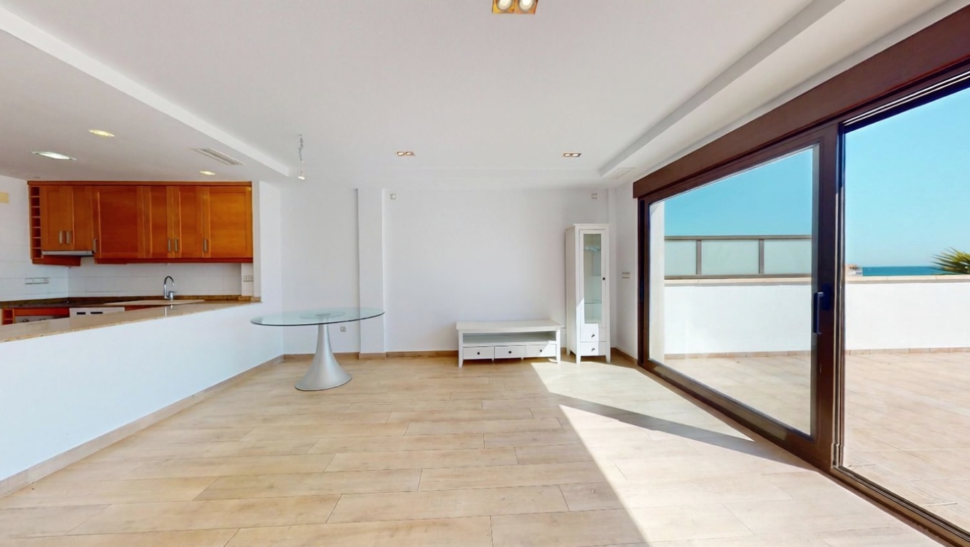 Piso en primera línea de playa en Elche — Salón