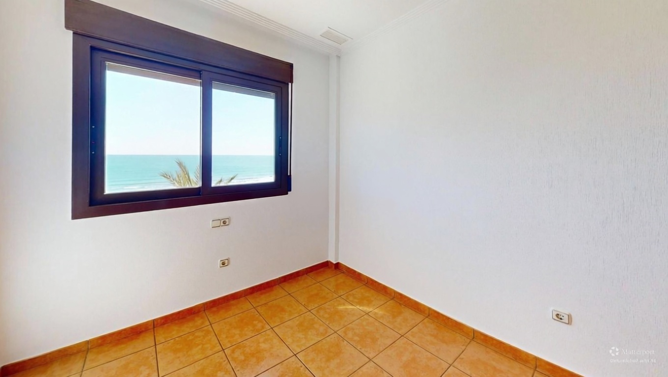 Piso en primera línea de playa en Elche — Dormitorio
