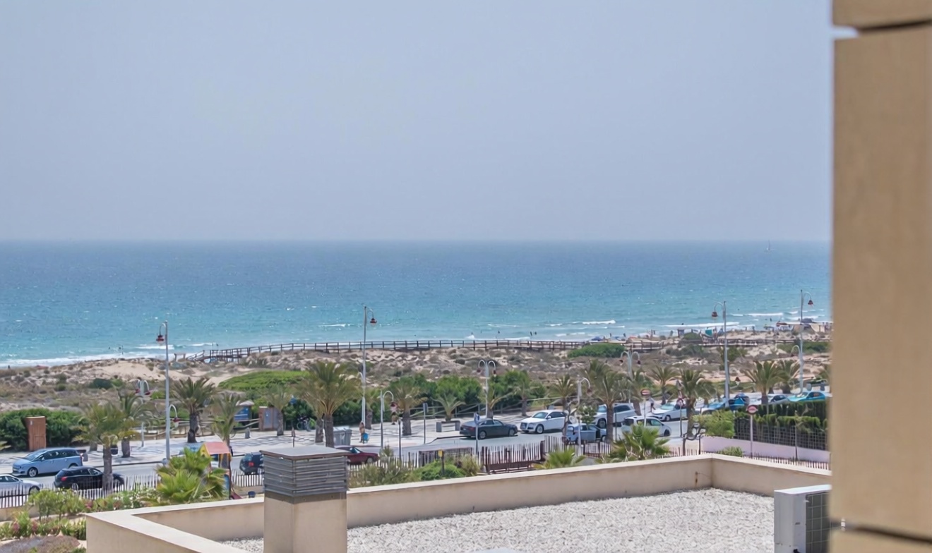 Beachfront flat in Elche — Sea view