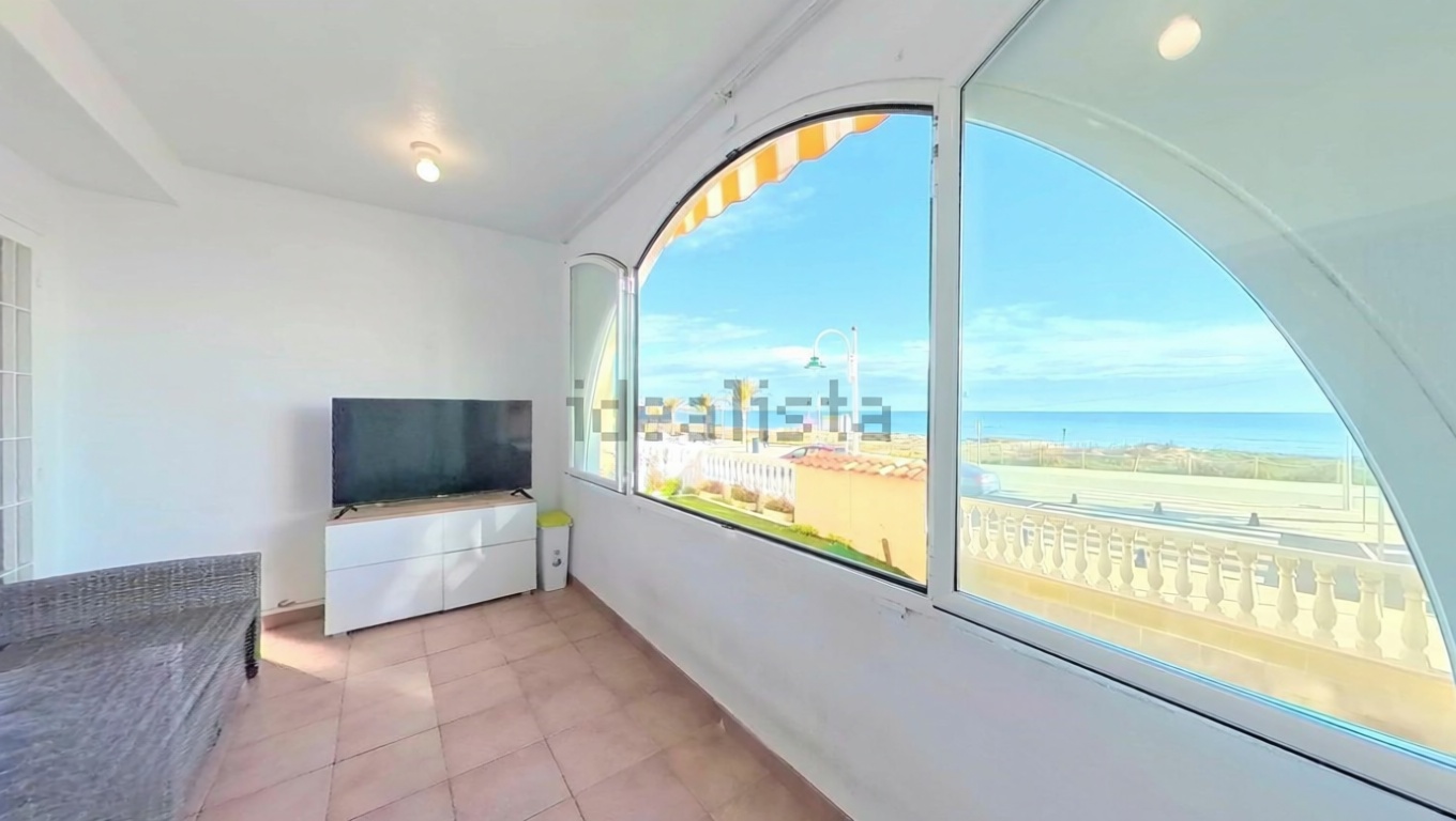 Beachfront flat in Elche — Sea terrace