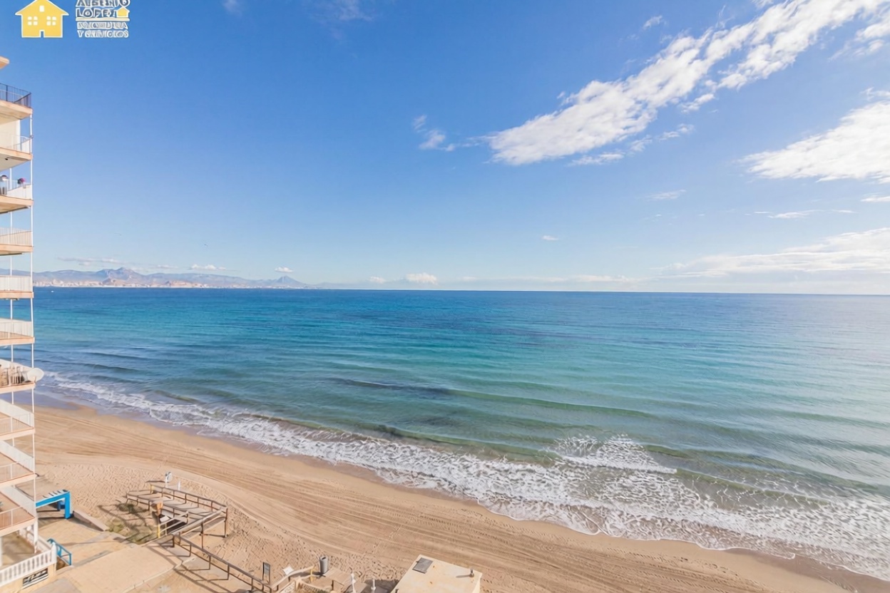 Piso en primera línea de playa en Elche — Vista mar