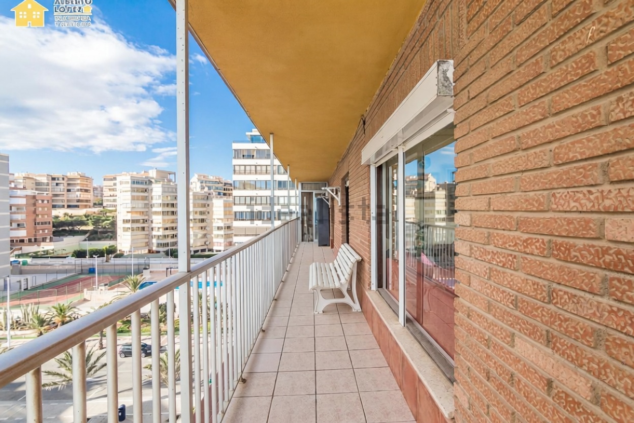 Piso en primera línea de playa en Elche — Dormitorio