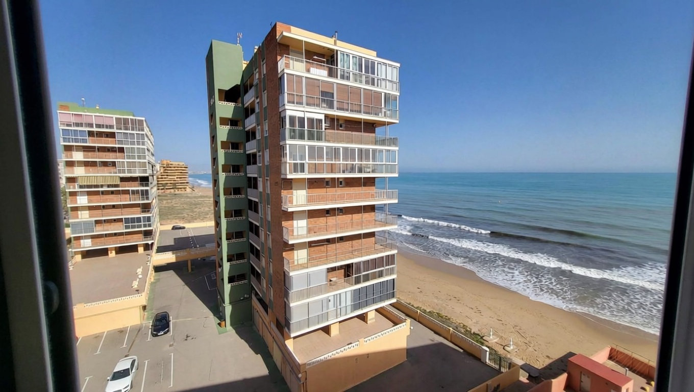 Ático en primera línea de mar en Elche — Vista mar