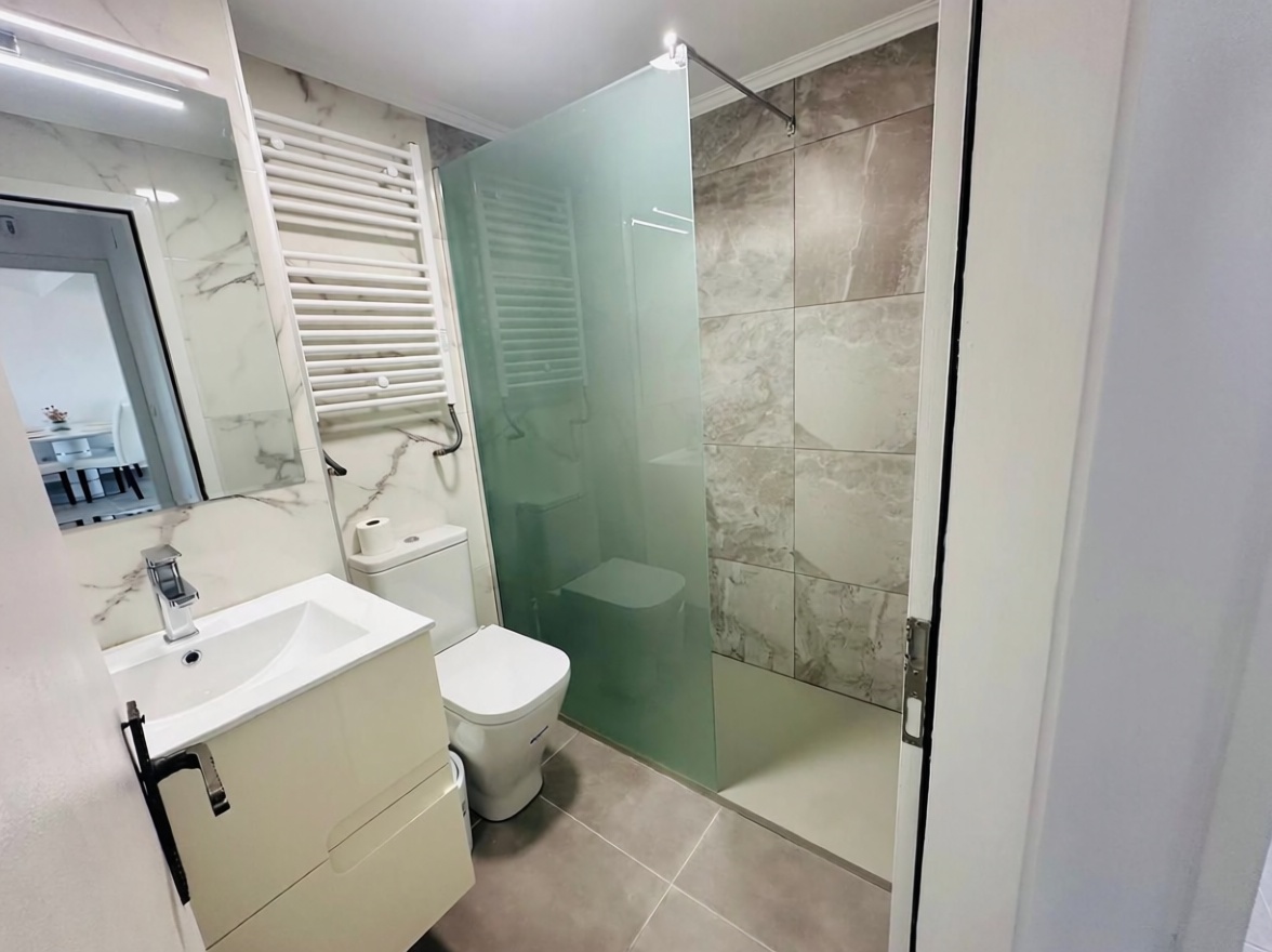 Apartamento em primeira linha de praia em Alicante — Casa banho
