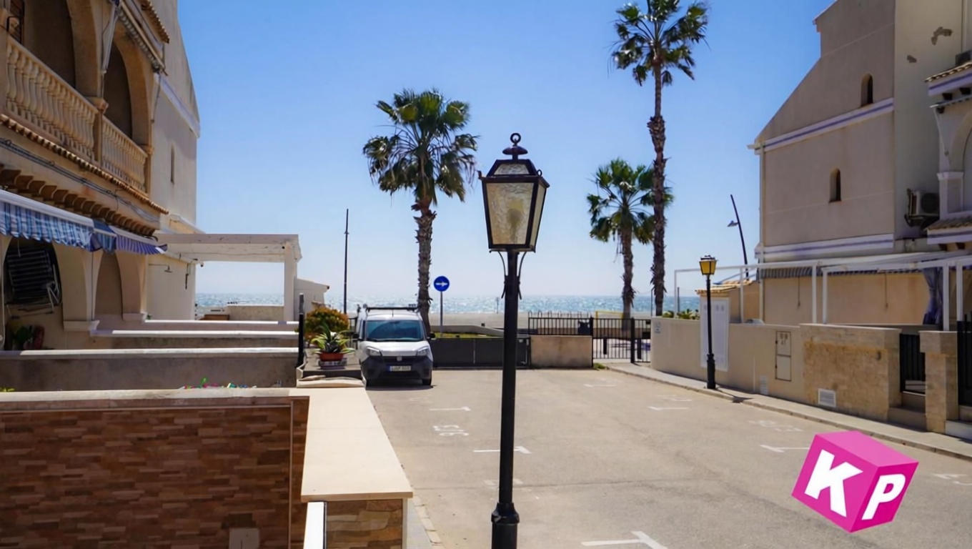 Chalet with direct beach access in Santa Pola — Sea view