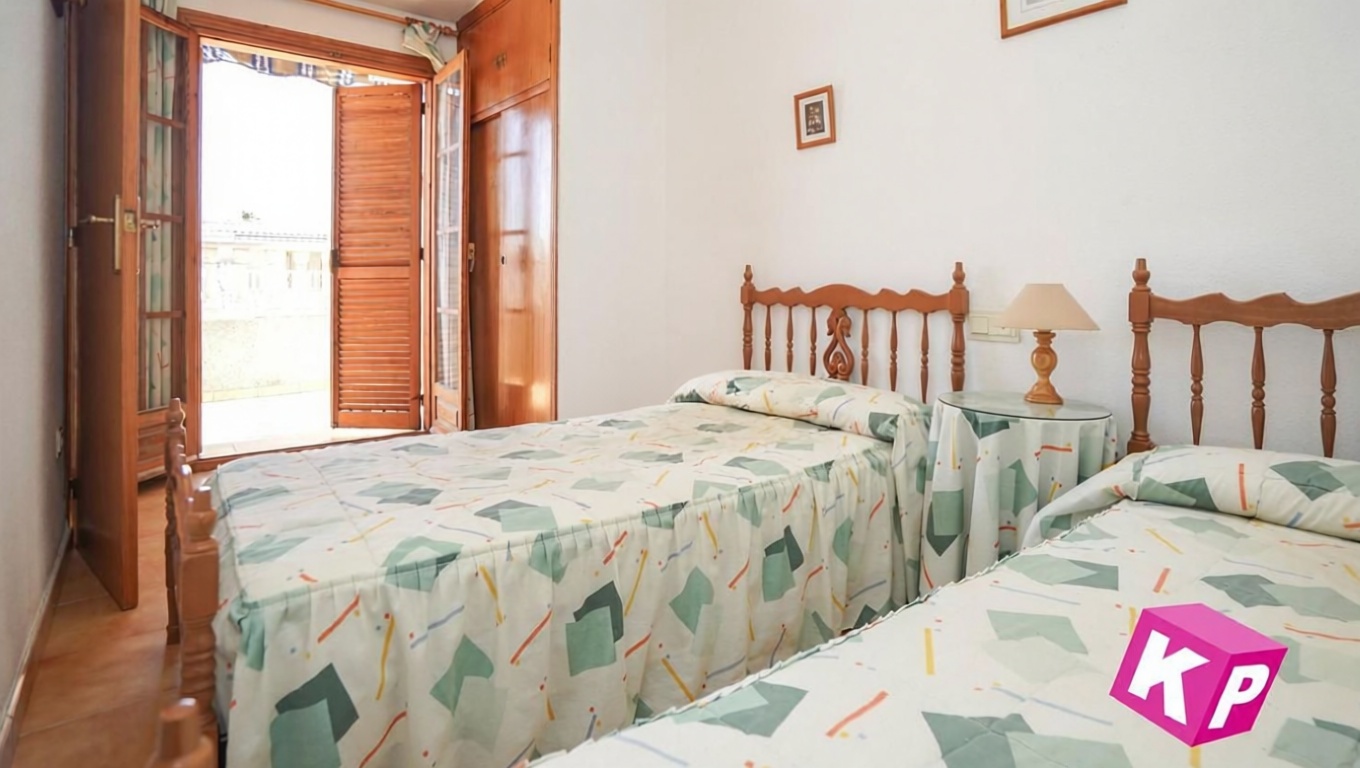 Chalet with direct beach access in Santa Pola — Bedroom