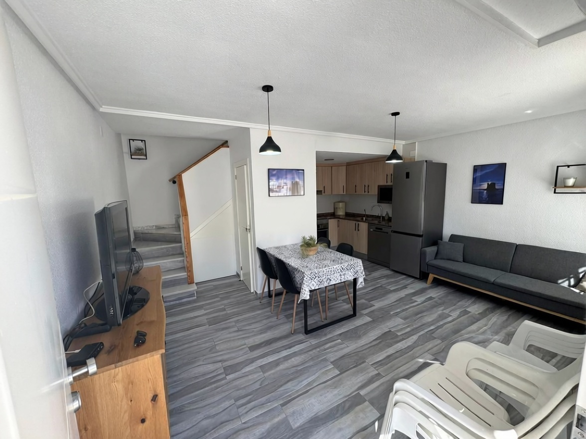 Chalet with direct beach access in Santa Pola — Living room