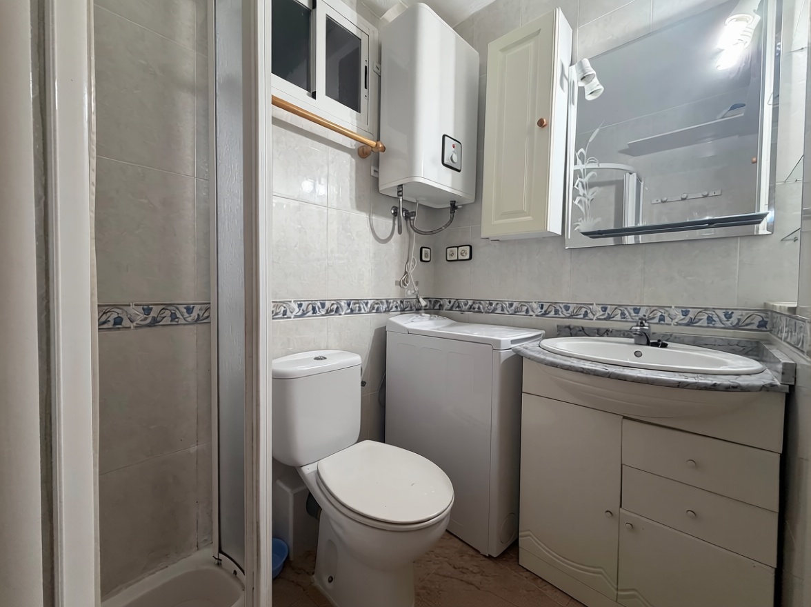 Piso en primera línea de playa en Santa Pola — Baño