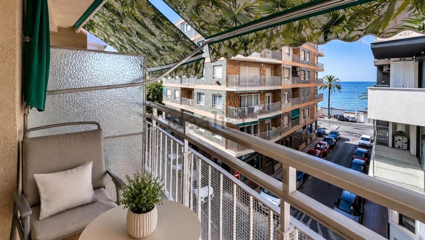 Piso en primera línea de playa en Santa Pola — Terraza mar