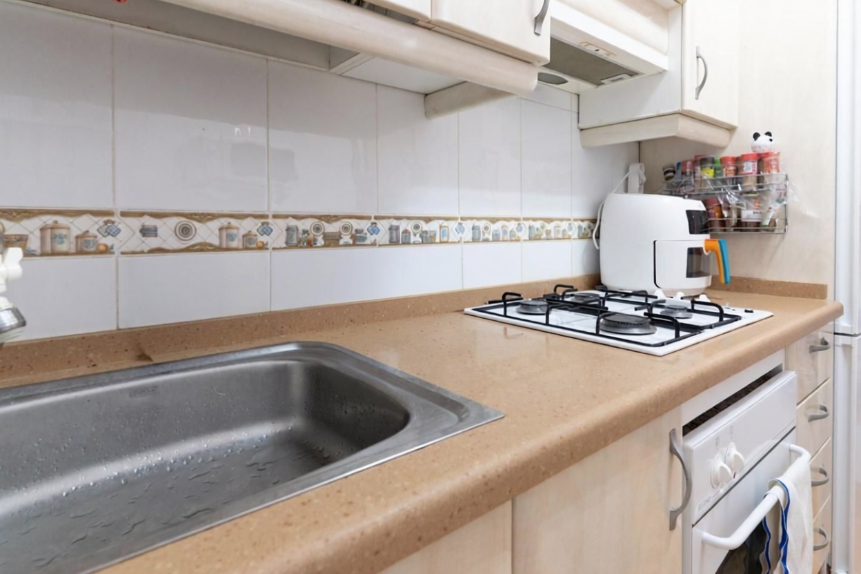 Piso en primera línea de playa en Santa Pola — Cocina