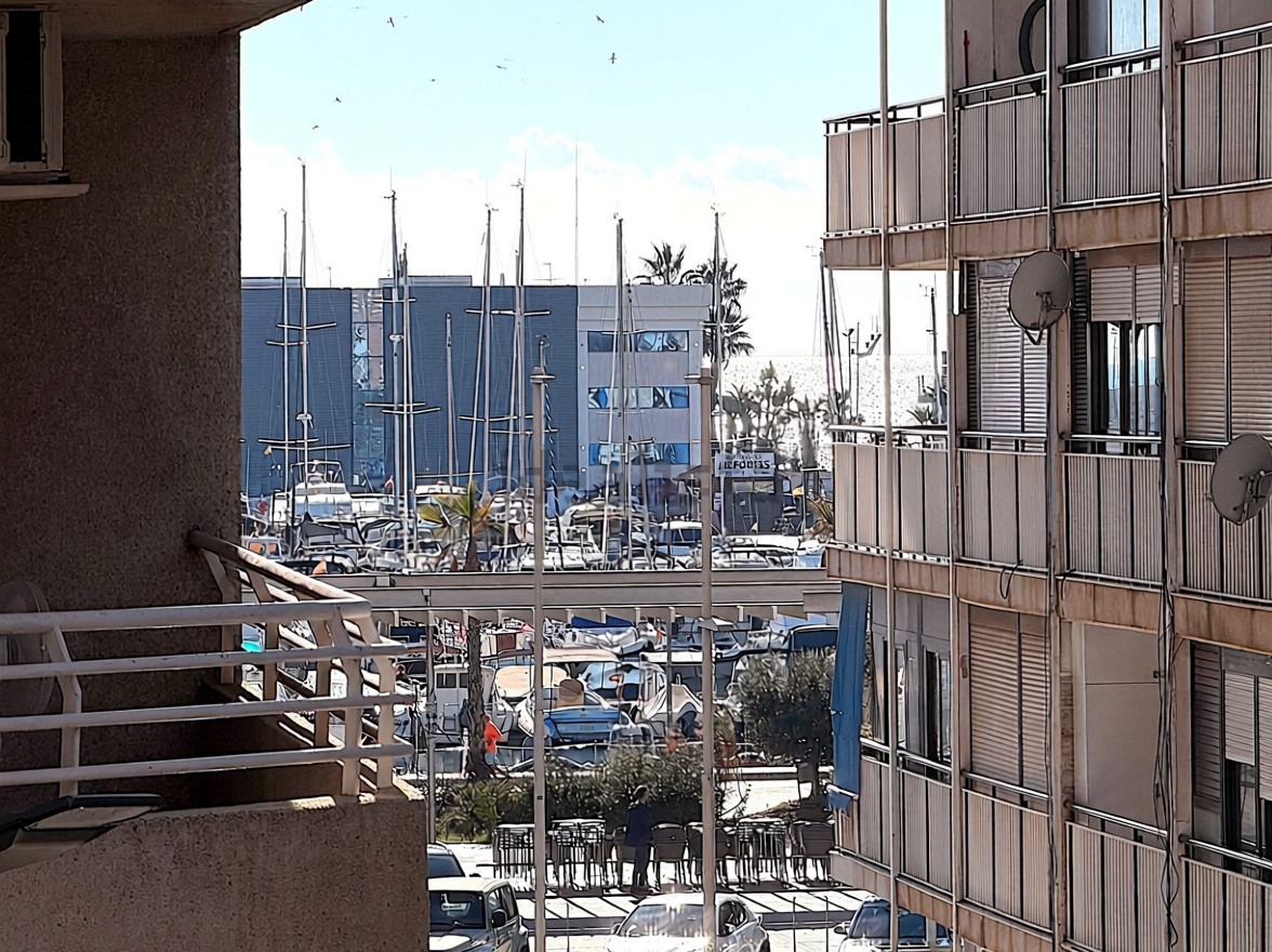 Piso en primera línea de playa en Santa Pola — Vista mar