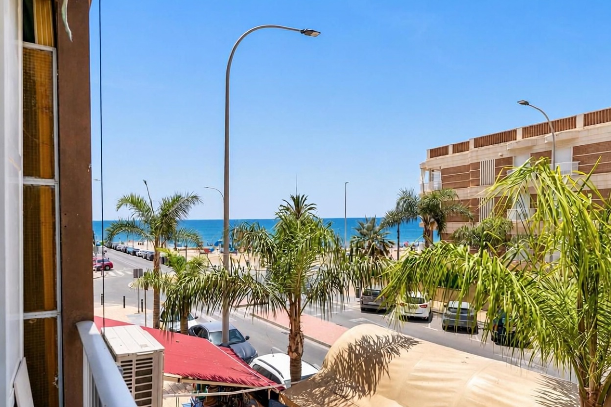 Appartement en première ligne de plage à Santa Pola — Vue mer