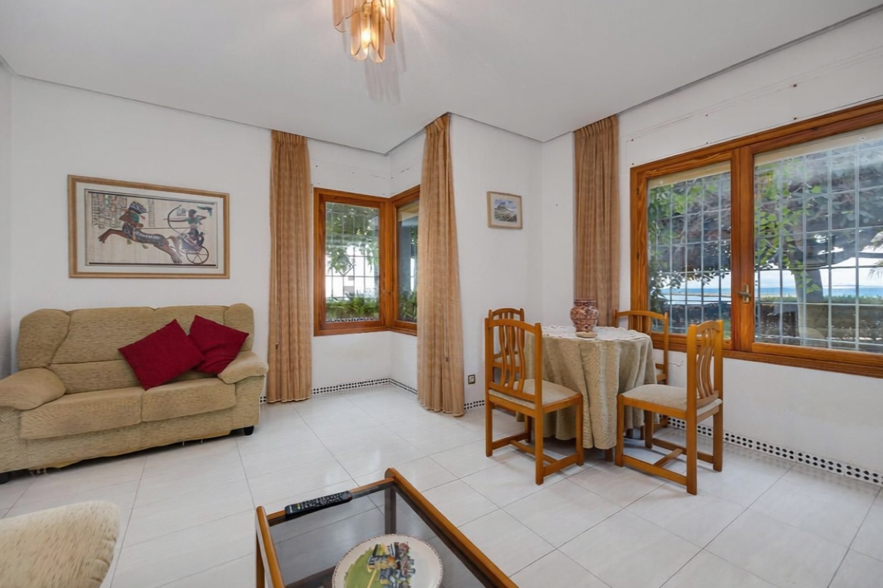 Chalet avec accès direct à la plage à Santa Pola — Séjour